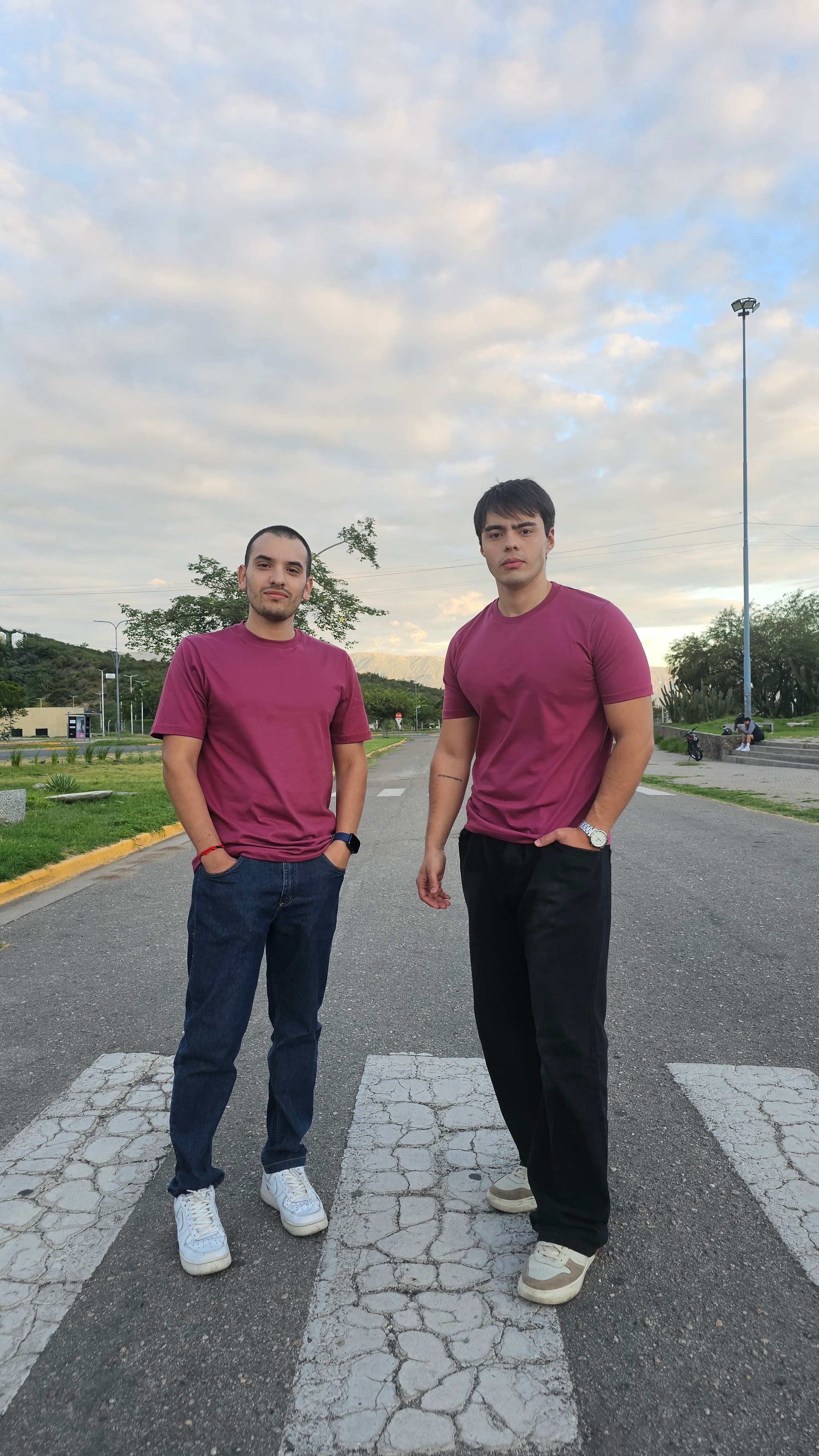 Remera borgoña en la calle