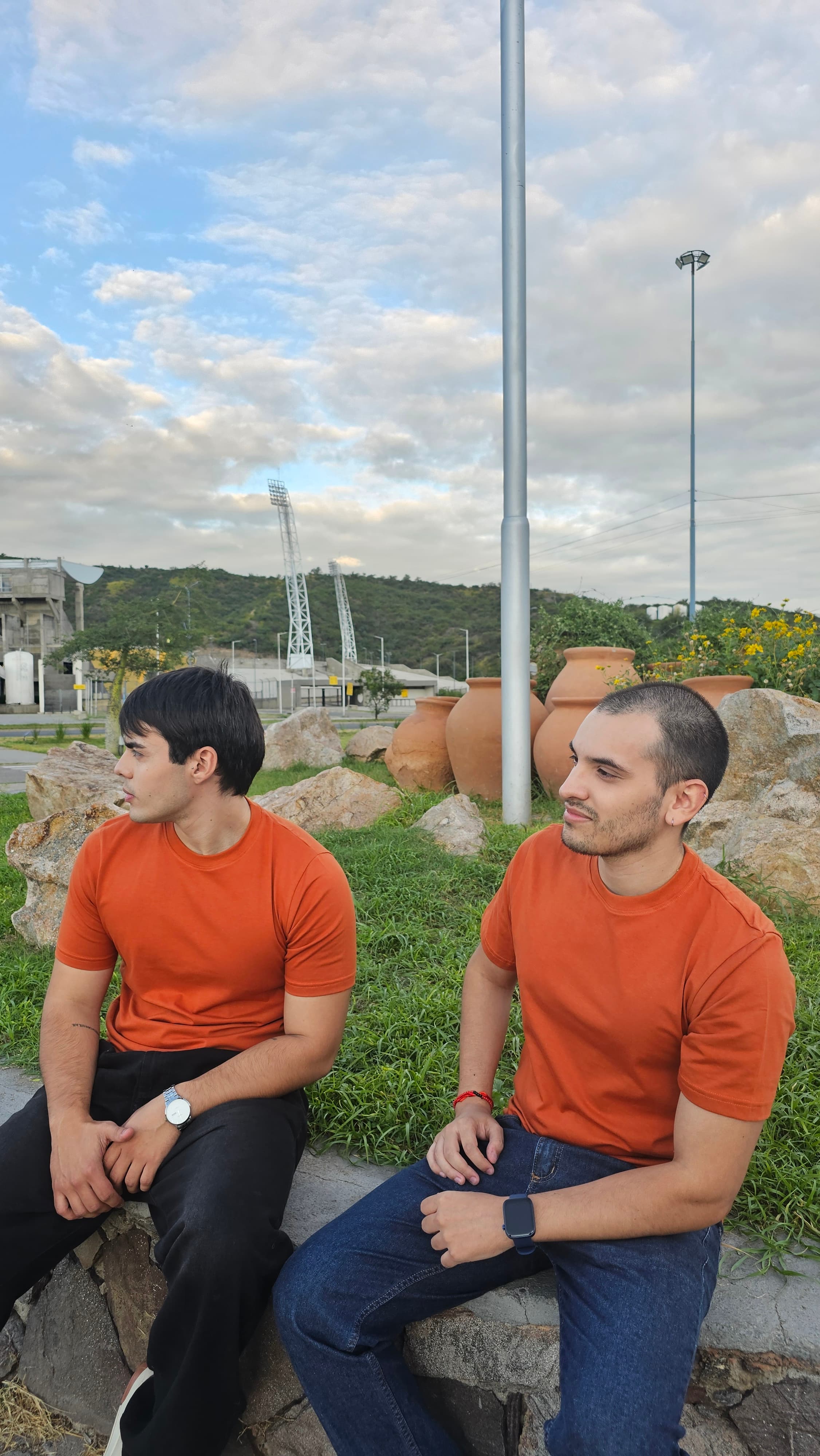 Remera naranja en la montaña